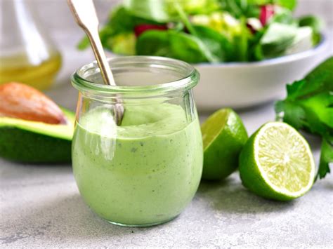 Mojo verde con aguacate en un cuenco
