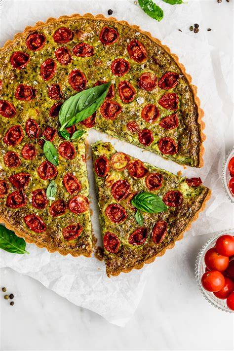 Quiche de pesto, tomate y mozzarella recién horneada