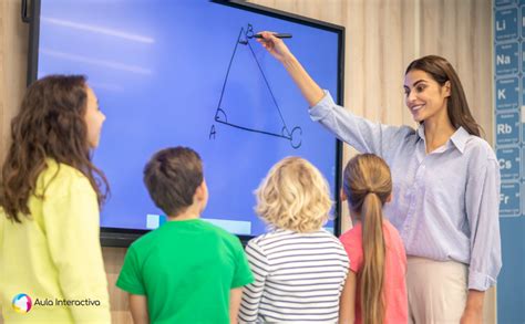 Estudiantes bilingües en un aula interactiva