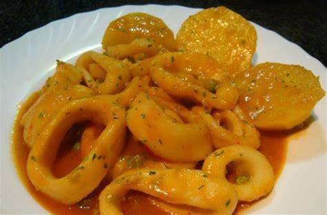 Guiso de anillas de pota en salsa con guarnición