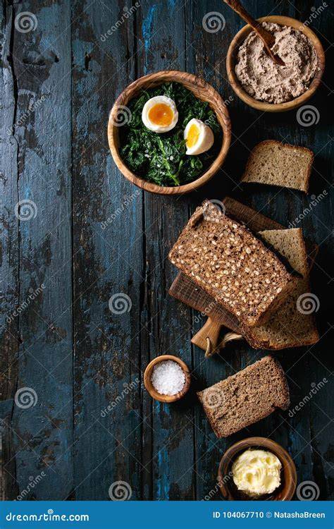 Desayuno con pan de centeno y acompañamientos