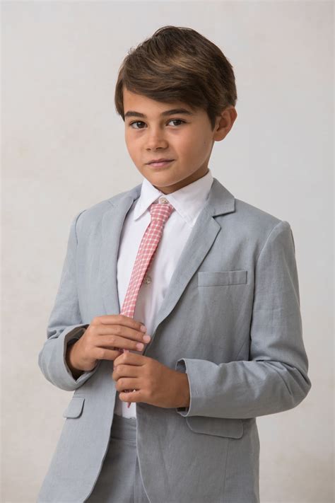 Niño con chaqueta salmón y pantalón de lino