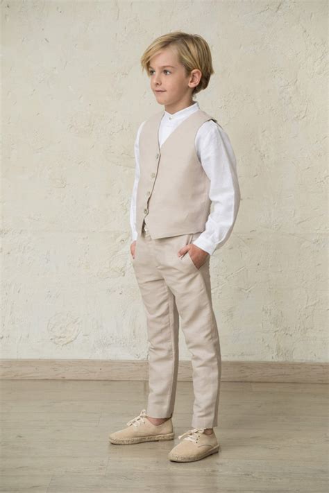 Niño con chaleco y americana para comunión