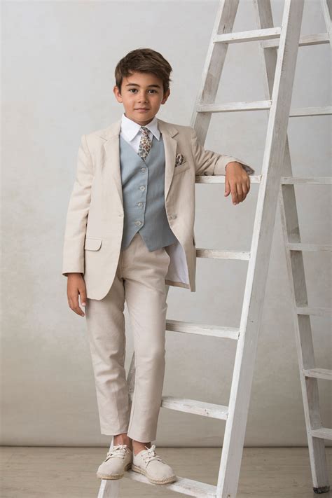 Niño con pajarita y detalles en su traje de comunión