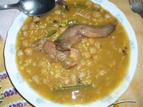 Plato de gurullos con conejo recién hecho