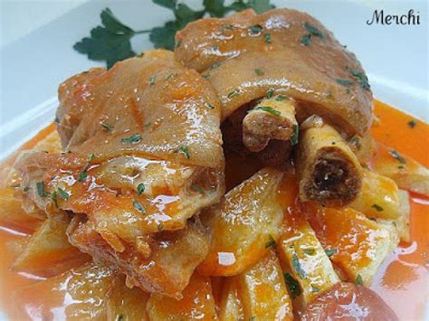 Manitas de cerdo cocidas en una olla a presión
