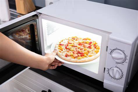 Alimentos cocinándose en un microondas