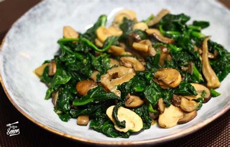 Plato de espinacas frescas