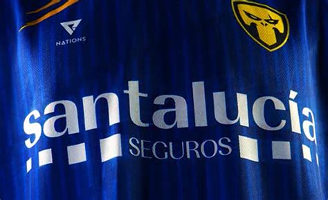 Camiseta de competición de Team Queso con el logo de Santalucía