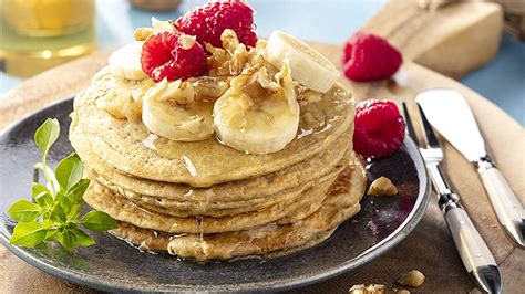 Tortitas de plátano con nueces y frambuesas