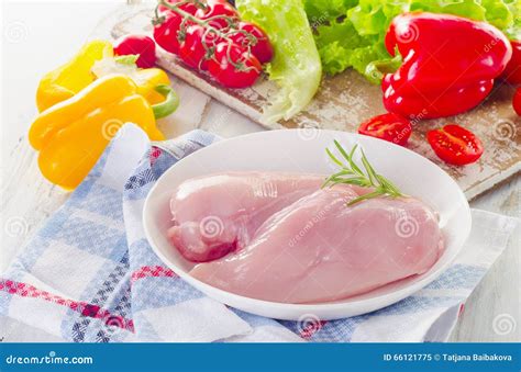 Verduras frescas y pechuga de pollo cruda