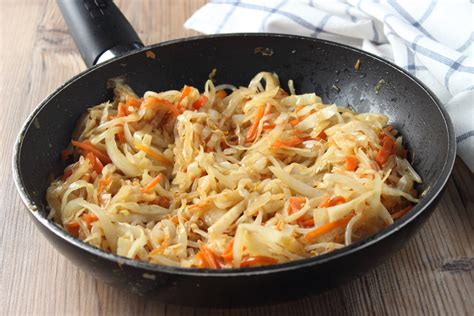 Plato terminado de repollo salteado con pechuga de pollo