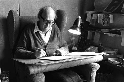 Roald Dahl escribiendo