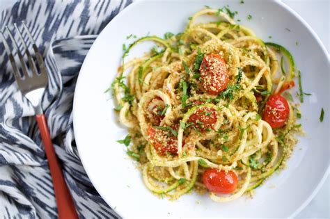 Espaguetis de zucchini con tomates cherry y queso parmesano