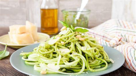 Proceso de corte de espaguetis de zucchini con un spiralizer