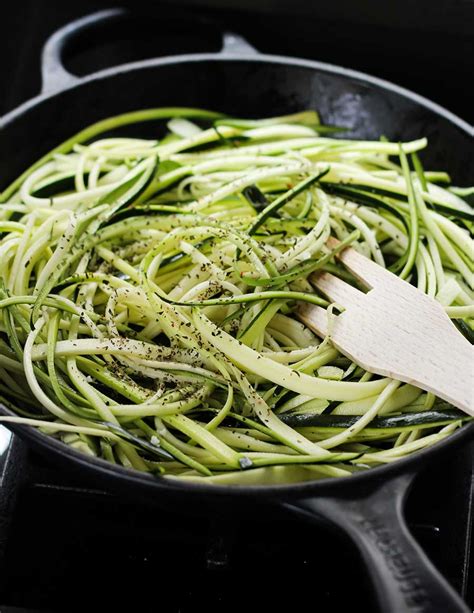 Cocción de espaguetis de zucchini en sartén