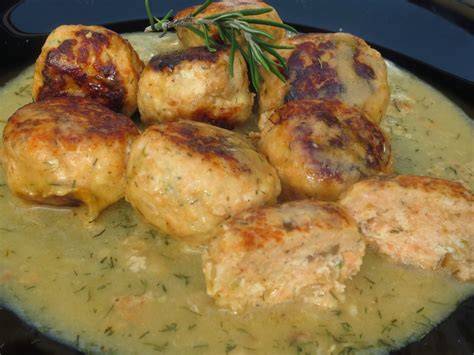 Albóndigas de salmón al eneldo en una olla con salsa