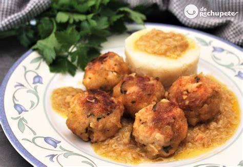 Albóndigas de salmón y langostinos con salsa y guarnición
