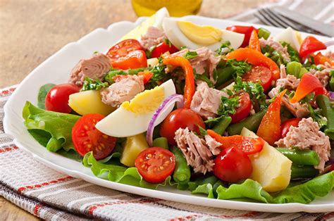 Ensaladas variadas con atún