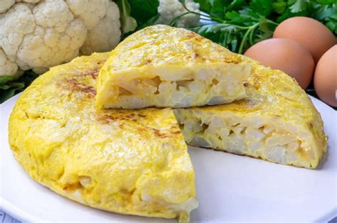 Proceso de cocción de la tortilla de coliflor y bacalao