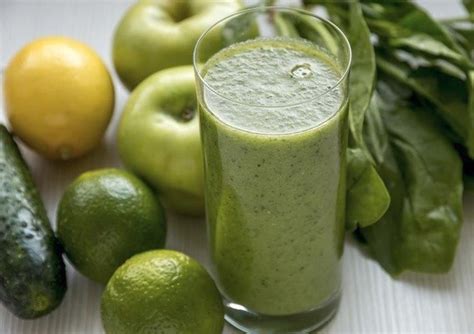 Variedad de batidos verdes con ingredientes frescos