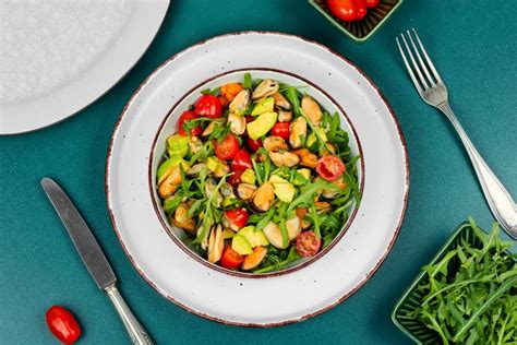 Ensalada fresca de berberechos con verduras y aguacate