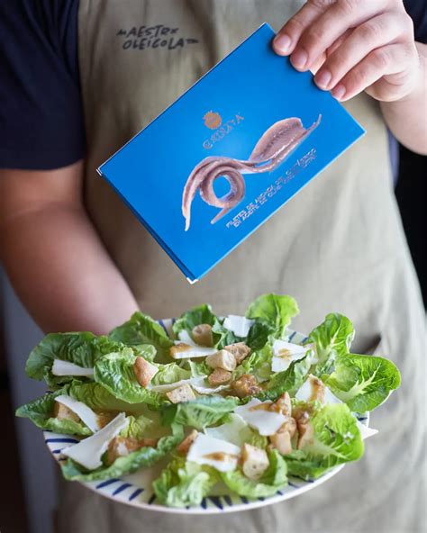 Pasos para preparar una ensalada gourmet con conservas