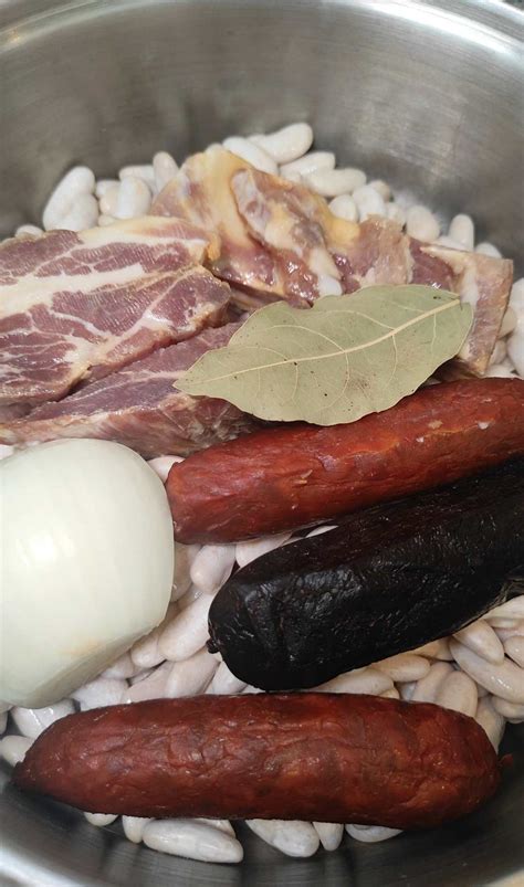 Ingredientes esenciales de la fabada asturiana: fabes, chorizo, morcilla, lacón y tocino