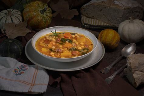 Ingredientes principales del guiso: garbanzos, calabaza, espinacas, chorizo y jamón