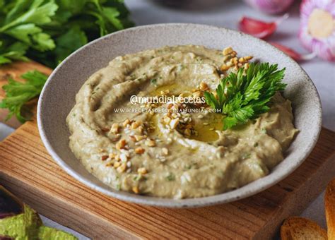 Plato de baba ganoush decorado con aceite de oliva, granada y menta