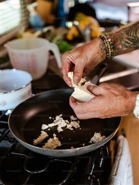 Persona cocinando wraps en una sartén