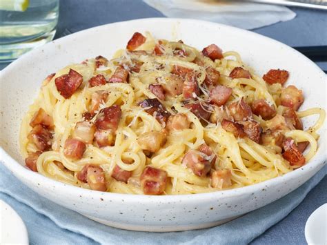 Preparación de la salsa carbonara tradicional