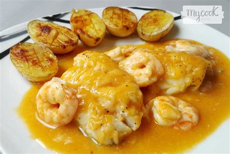 Bacalao confitado con langostinos y salsa
