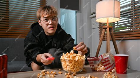 Captura de pantalla de un hombre comiendo palomitas