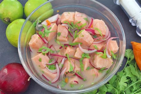Ceviche de salmón fresco con limón, cebolla morada y cilantro