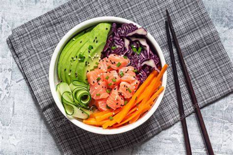 Poke bowl de salmón con arroz, aguacate, pepino, zanahoria y cebolla morada