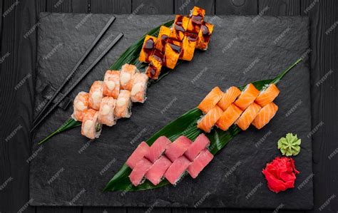 Variedad de sushi con salmón: makis y nigiris