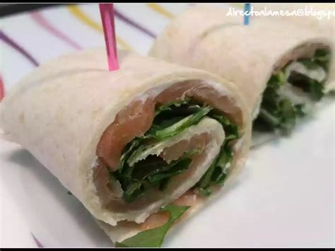 Wraps de salmón ahumado con queso crema, aguacate y rúcula