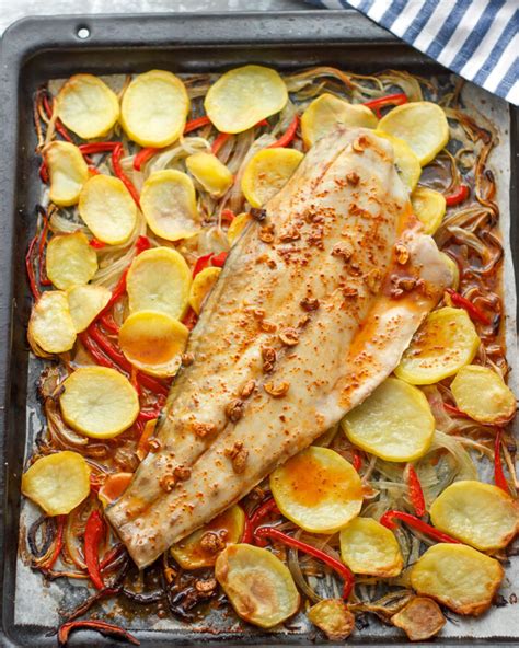 Corvina al Horno a la Bilbaína en bandeja de horno con verduras