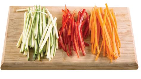 Verduras cortadas en juliana para la guarnición