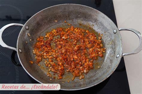 Sofrito de ajos, cayena y pimentón en sartén