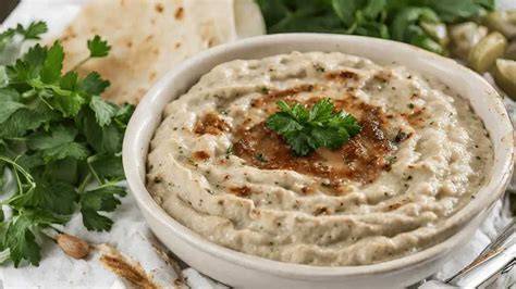 Procesador de alimentos mezclando los ingredientes del baba ganoush