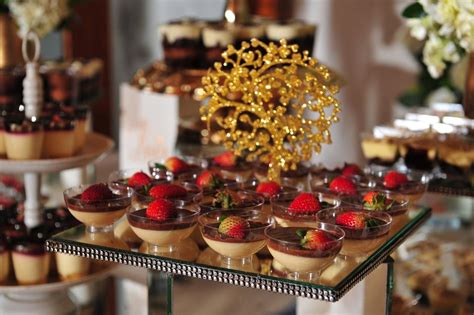 Mesa elegante con postres variados servidos en platos de porcelana