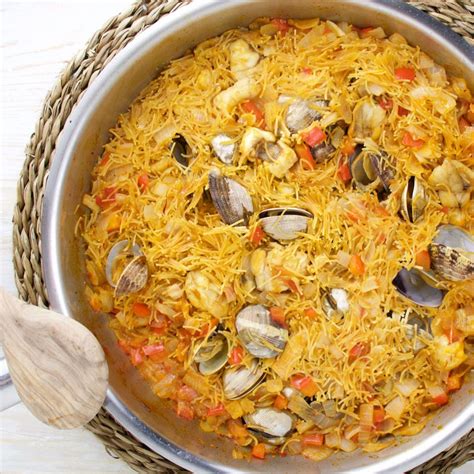Fideos tostándose en la paella