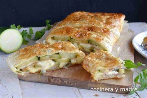 Empanada de calabacín y atún cortada