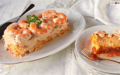 Pastel de gallineta con salsa rosa