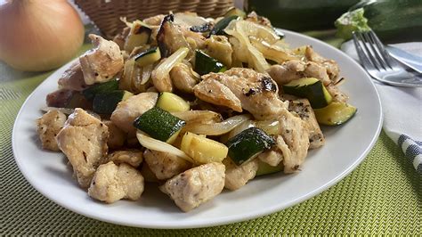 Ingredientes frescos para pollo con brócoli y calabacín