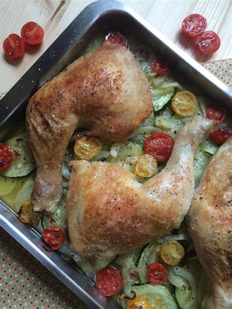 Pollo a la cerveza en una bandeja de horno