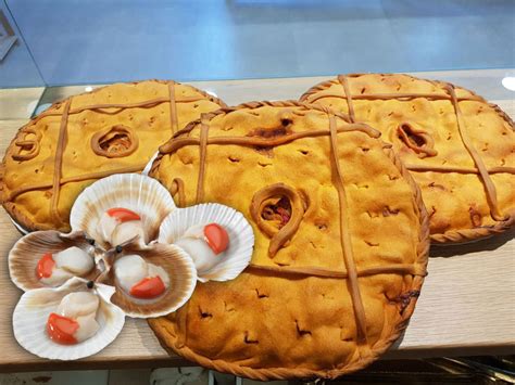 Empanada gallega de zamburiñas recién horneada