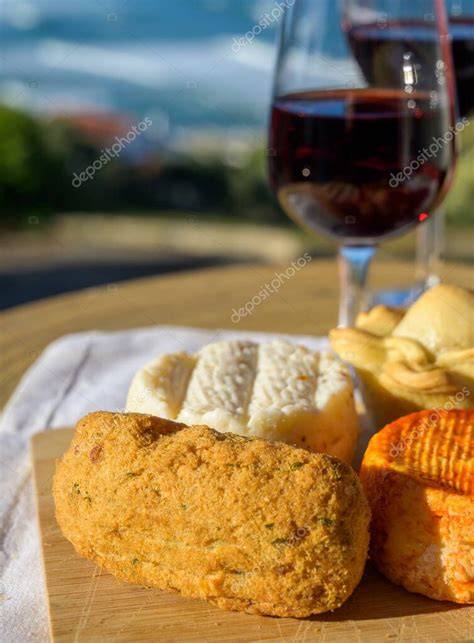Vino blanco portugués y Bacalhau com Broa